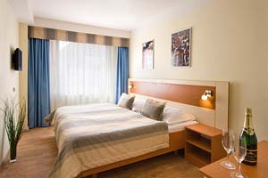 Classic single with city view, private facilities, and breakfast